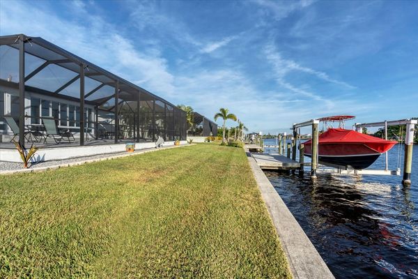 Boat dock (Lift is not for guest use)
