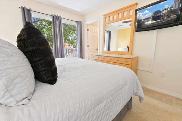 Master King Bedroom 1 (Angle)
32" TV