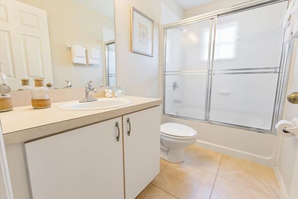 Master Queen Bathroom 2 Upstairs
Tub/Shower Combo