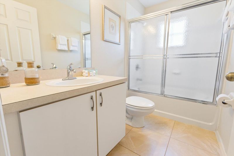 Master Queen Bathroom 2 Upstairs
Tub/Shower Combo