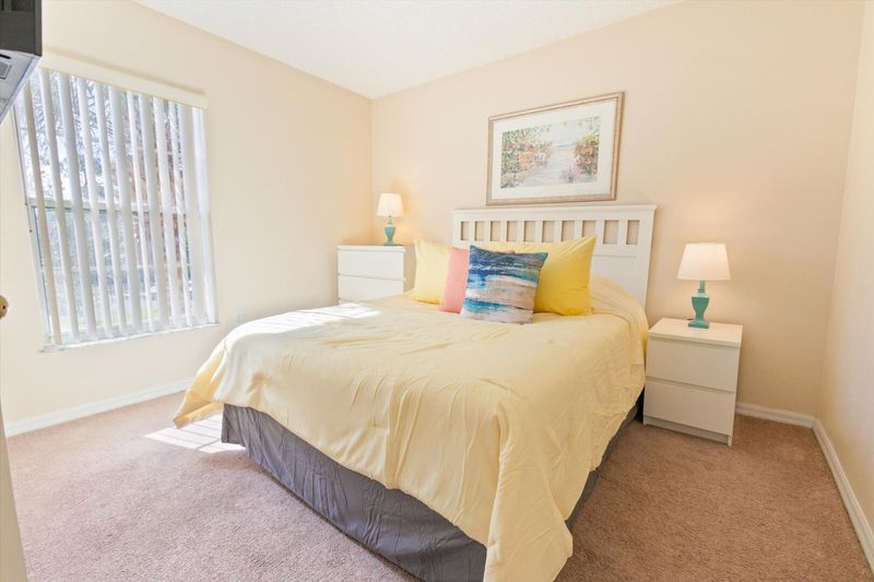 Queen Bedroom 3 Upstairs
32" Roku TV