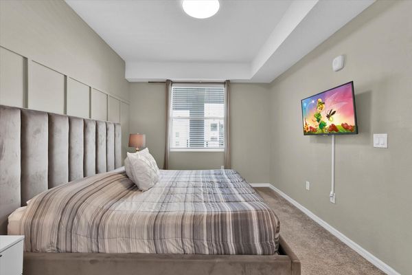 Master King Bedroom 1 (Angle)
40" TV