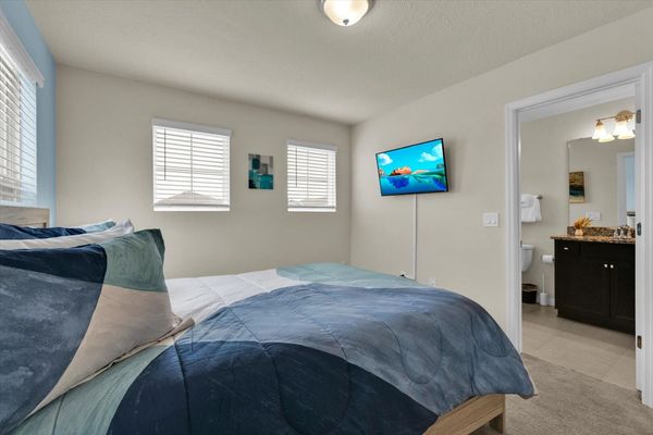 Queen Suite Bedroom 5 (Angle)
40" Smart TV