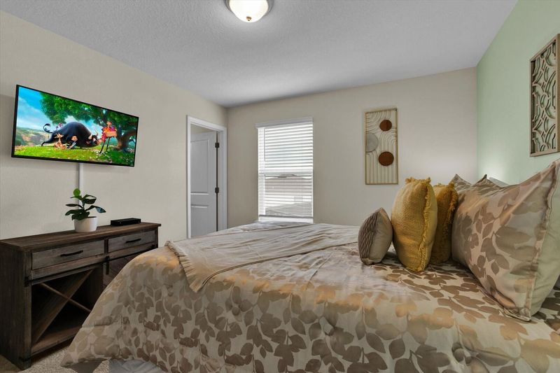 Queen Suite Bedroom 3 (Angle)
40" Smart TV