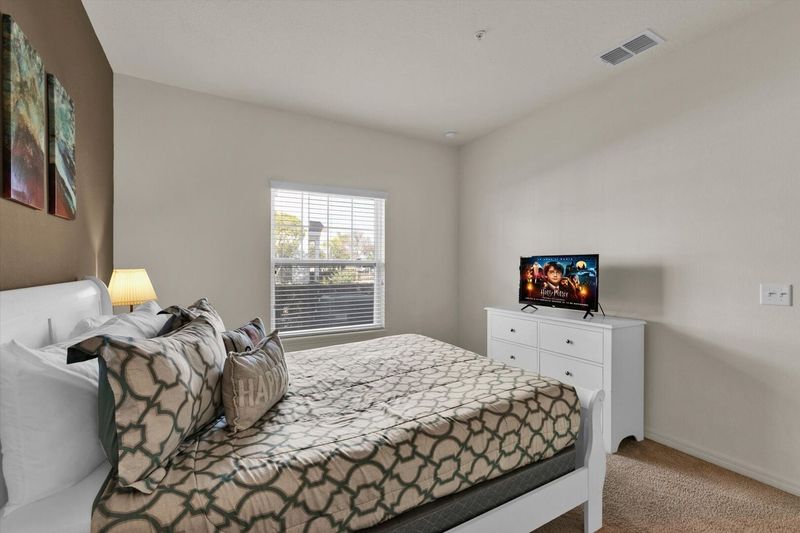 Master Queen Bedroom 1 (Angle)
32" Roku TV