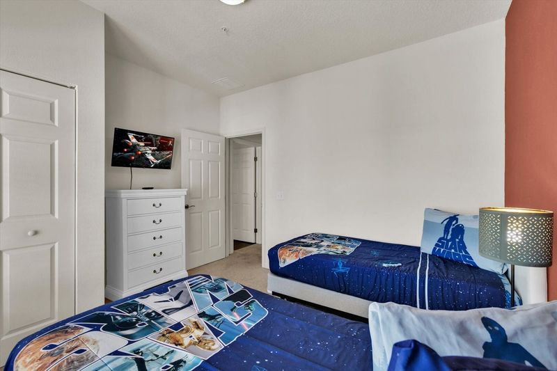 Two Twins Bedroom 3 (Angle)
32" Roku TV
