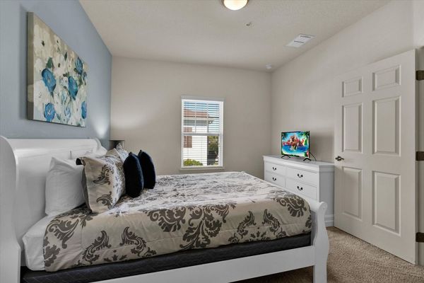 Queen Suite Bedroom 2 (Angle)
32" Roku TV