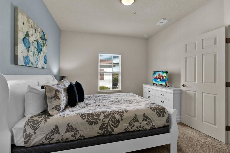Queen Suite Bedroom 2 (Angle)
32" Roku TV