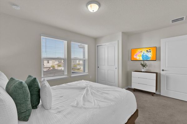 Queen Suite Bedroom 4 (Angle)
40" Smart TV