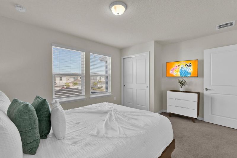Queen Suite Bedroom 4 (Angle)
40" Smart TV