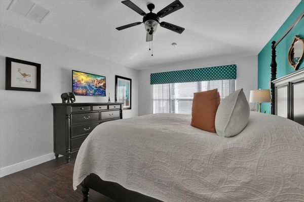 Master King Bedroom 1 (Angle)
43" TV
