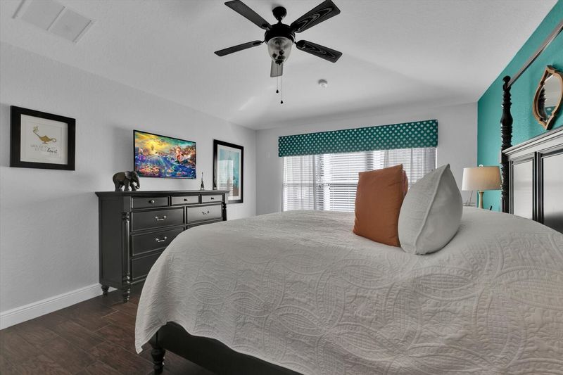 Master King Bedroom 1 (Angle)
43" TV