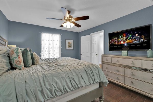 King Suite Bedroom 6 (Angle)
50" TV