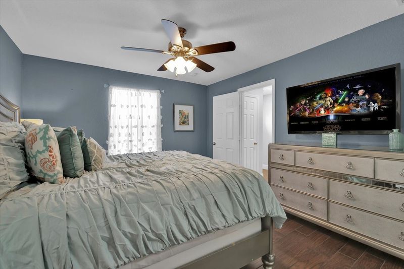 King Suite Bedroom 6 (Angle)
50" TV