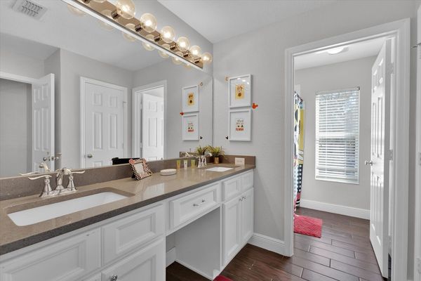 Hall Bathroom 3 Upstairs
Tub/Shower Combo