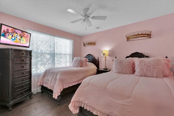 Twin/Double Bedroom 5 (Angle)
32" TV