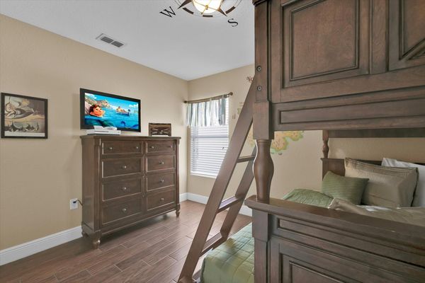 Twin/Double Bunk + Twin Trundle Bedroom 4 (Angle)
32" TV