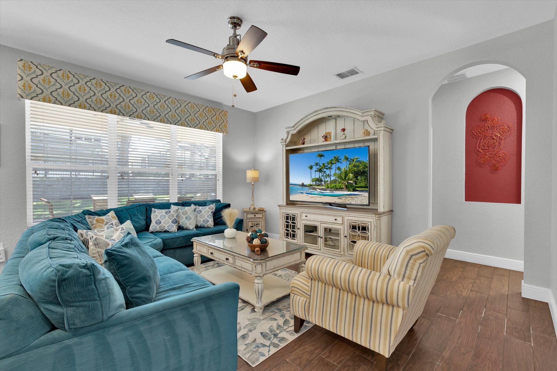 Family Room
65" Smart TV