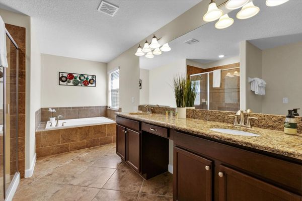 Master King Bathroom 1, Upstairs