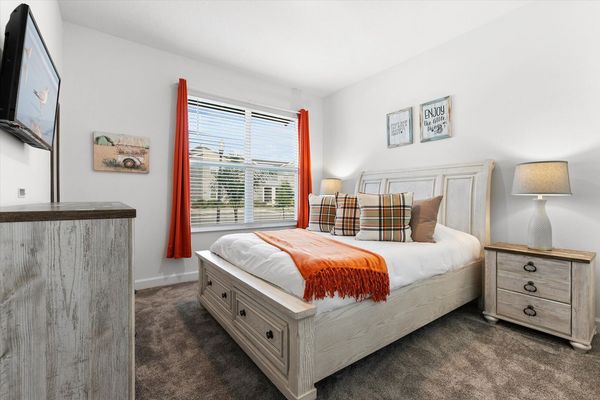 Queen Bedroom 3, Downstairs
32" Smart TV