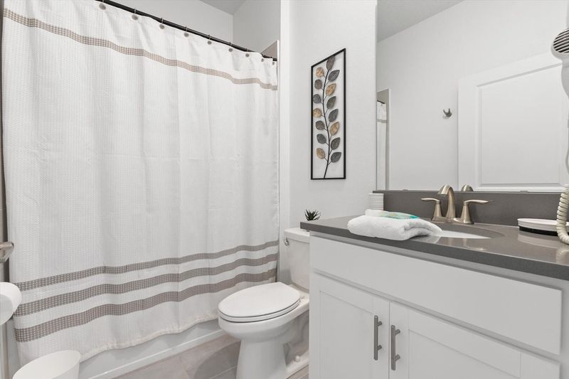 Hall Bathroom 3, Downstairs
Tub/shower Combo