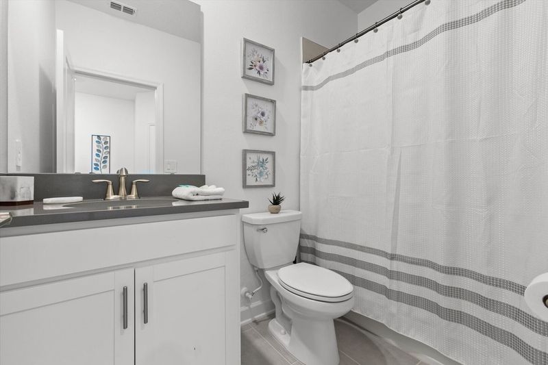 Hall Bathroom 5, Upstairs
Tub/Shower Combo