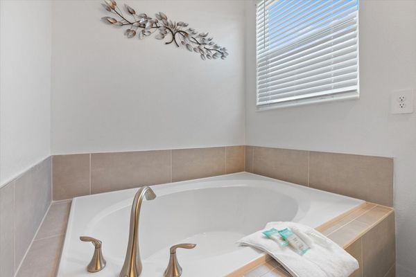 Master King Bathroom 2(Angle)
Tub and Shower