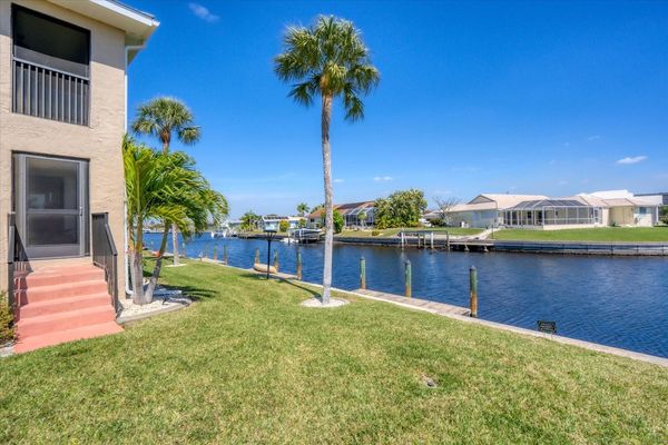 The unit has its own dock available! Fits boats up to 22ft
(Boat lift not available)