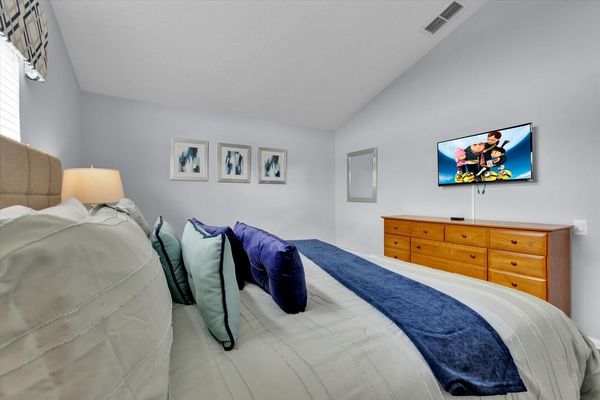 King Bedroom 4 (Angle)
39" TV