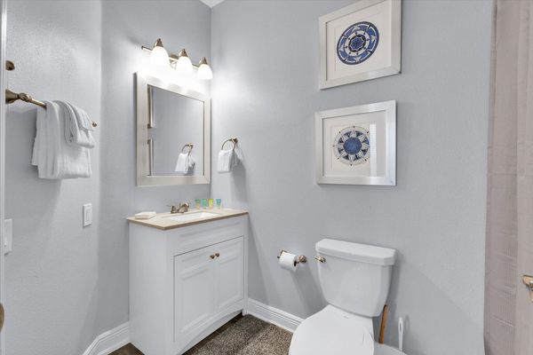 Queen Suite Bathroom 2, Downstairs
Tub/Shower/Combo