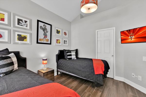 Two Twins Bedroom 6 (Angle)
32" TV