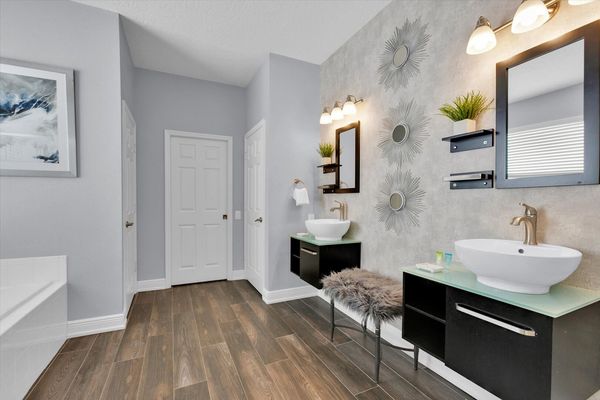 Master King Bathroom 1(Angle)