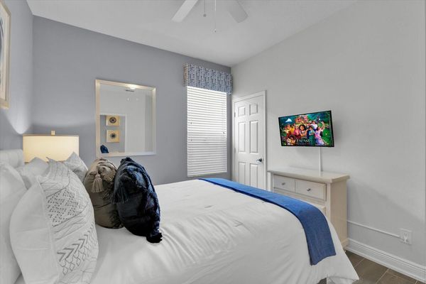 Queen Suite Bedroom 2 (Angle)
32" TV