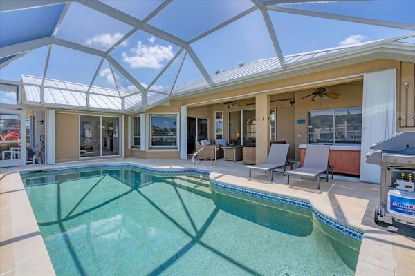 Sparkling pool with a Brand-new professional pool volleyball set and Kids toys!