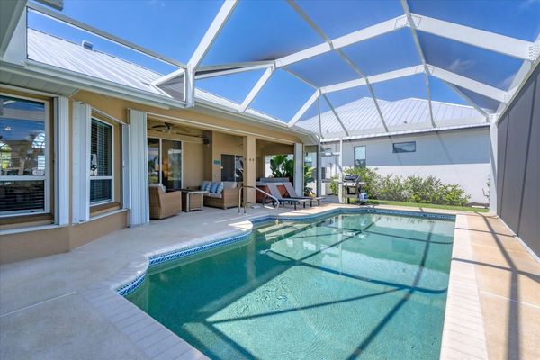 Sparkling pool with a Brand-new professional pool volleyball set and Kids toys!