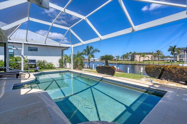 Sparkling pool with a Brand-new professional pool volleyball set and Kids toys! (Boat lift not available)