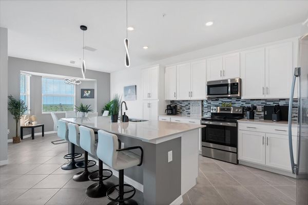 Kitchen Island seats 4