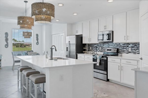 Gorgeous, bright, fully-equipped kitchen. Kitchen island seats 3