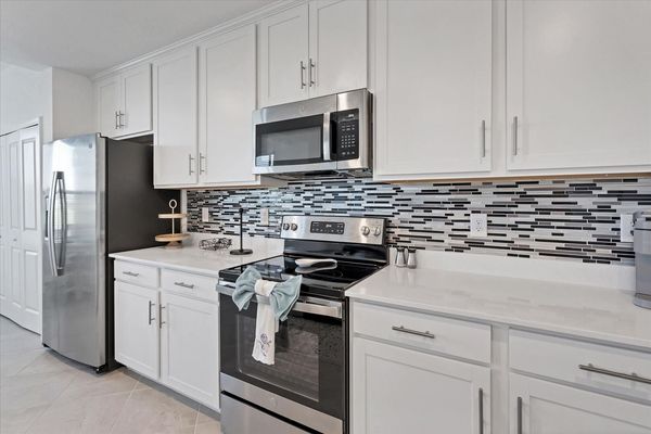 Gorgeous, bright, fully-equipped kitchen