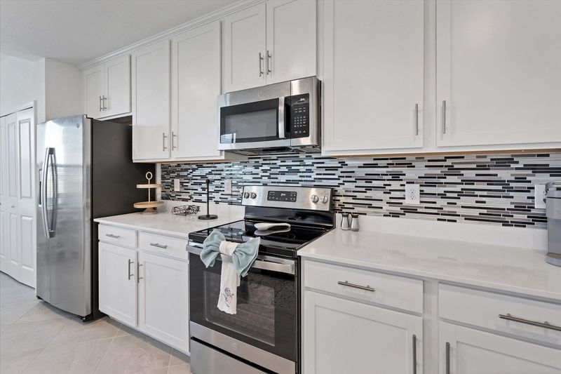 Gorgeous, bright, fully-equipped kitchen