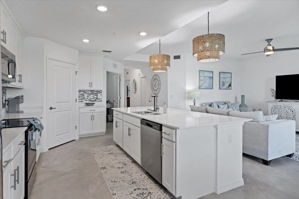 Gorgeous, bright, fully-equipped kitchen