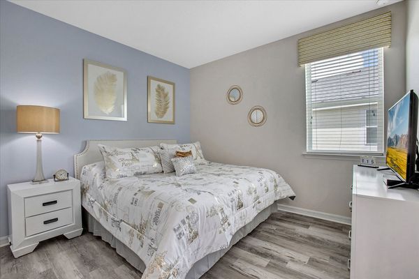 King Bedroom 5 Upstairs
Shared Bathroom 
Tub/Shower Combo