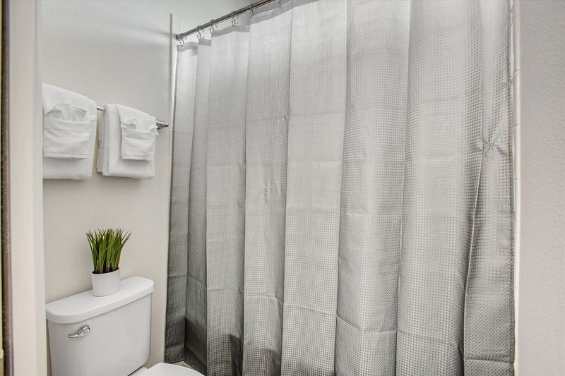 Jack N Jill Bathroom 4 (Angle)
Tub/Shower Combo