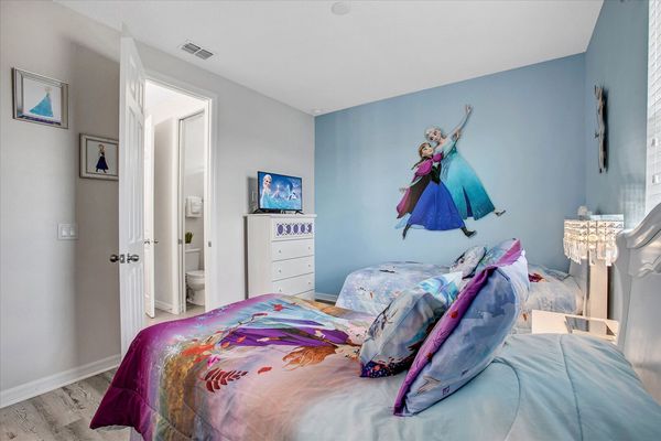 Twin/Twin Bedroom 6 (Angle)
32" TV