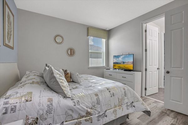 King Bedroom 5 (Angle)
43" TV