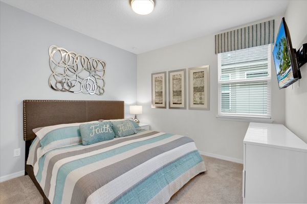 King Bedroom 5 Upstairs
Shared Bathroom
Bed 5