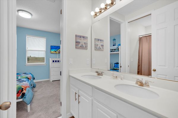 Shared Bathroom 4 Upstairs
Tub/Shower Combo