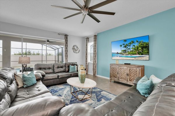 Living Room
75" Smart TV