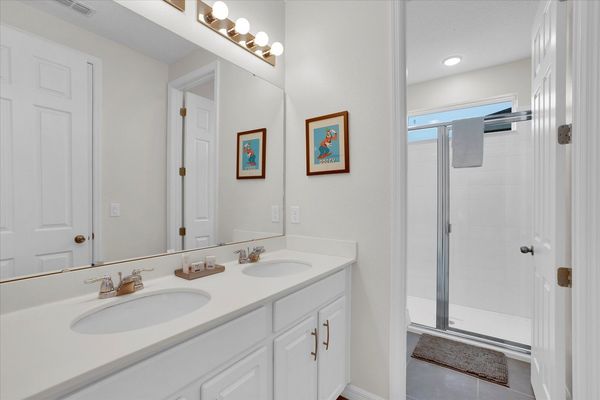 Shared Bathroom 3 Upstairs
Shower