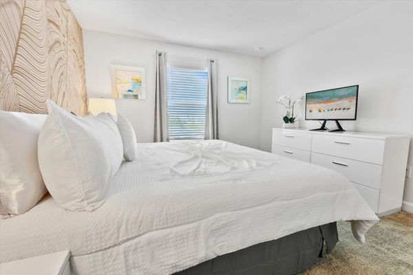 King Bedroom 2 (Angle)
32" Smart TV